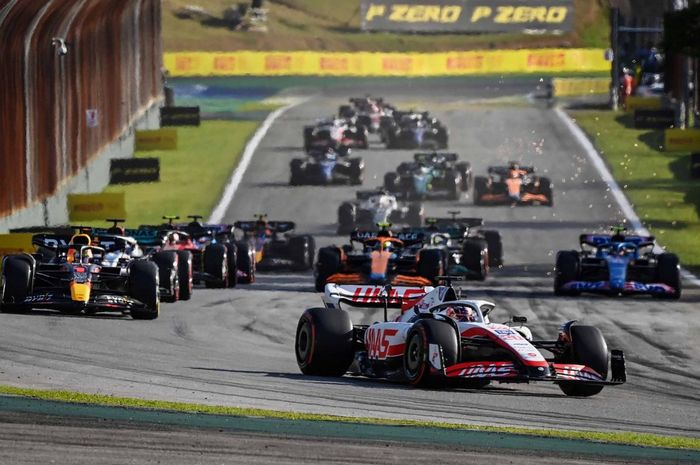 Kevin Magnussen yang start dari pole position memimpin sprint race F1 Sao Paulo 2022
