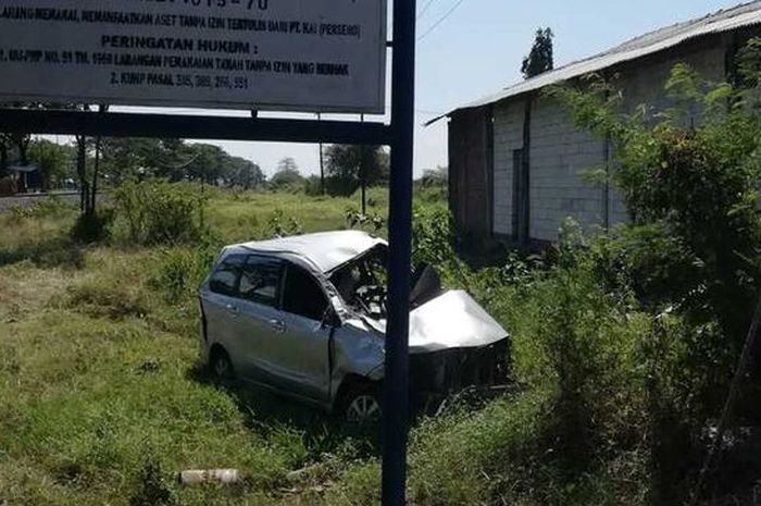 Toyota Avanza terpelanting setelah ditusuk KA Sri Tanjung di Keraton, Pasuruan, Jawa Timur