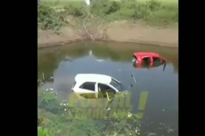 Dua Honda Brio terjungkal ke dalam bekas galian