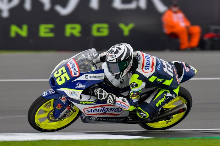 Romano Fenati tampil mendominasi dengan menyabet pole position pada sesi kualifikasi MotoGP Inggris 2021 Inggris kelas Moto3