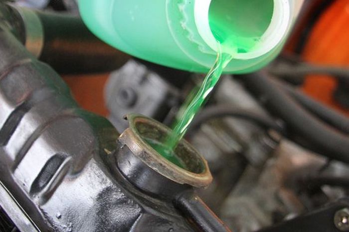 Warna air radiator mobil ternyata ada fungsi