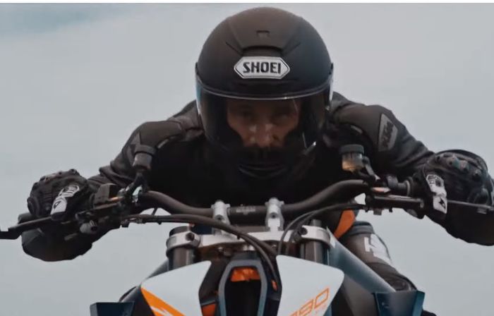 KTM 1290 Super Duke R yang ada di video terlihat belum memiliki kelengkapan laik  jalan