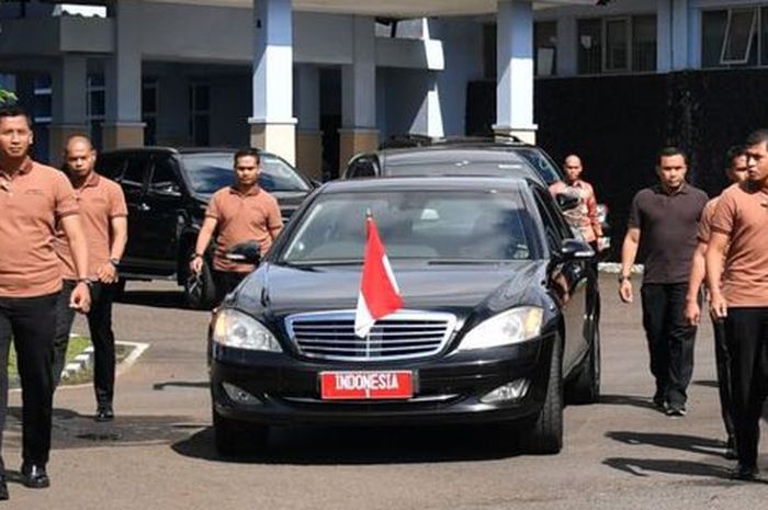 Paspampres sedang mengawal mobil Presiden jokowi