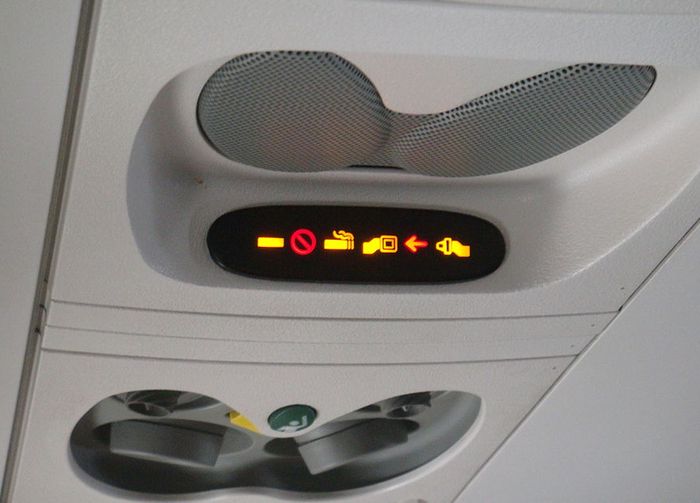 Ilustrasi. Lampu indikator seatbelt pada pesawat terbang.