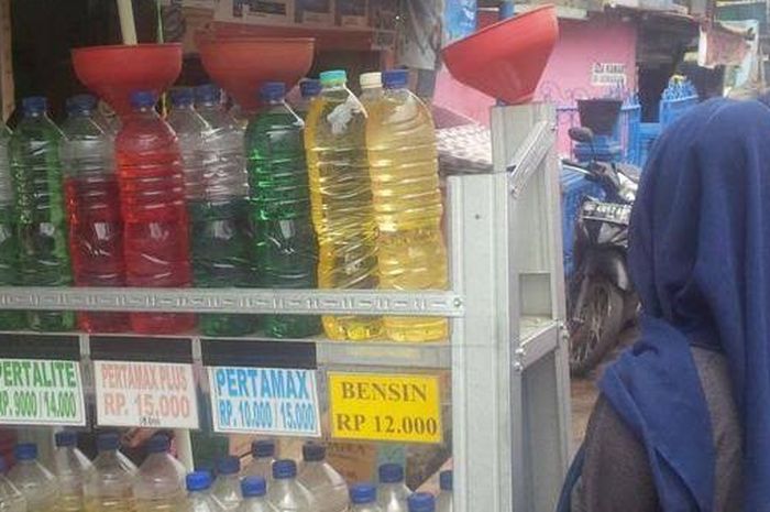 Ilustrasi. Perbedaan warna bensin pada produk Pertamina