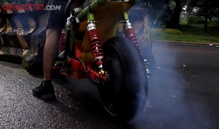 Karena torsi mudah dikeluarkan di motor listrik, maka burnout pun mudah dilakukan.