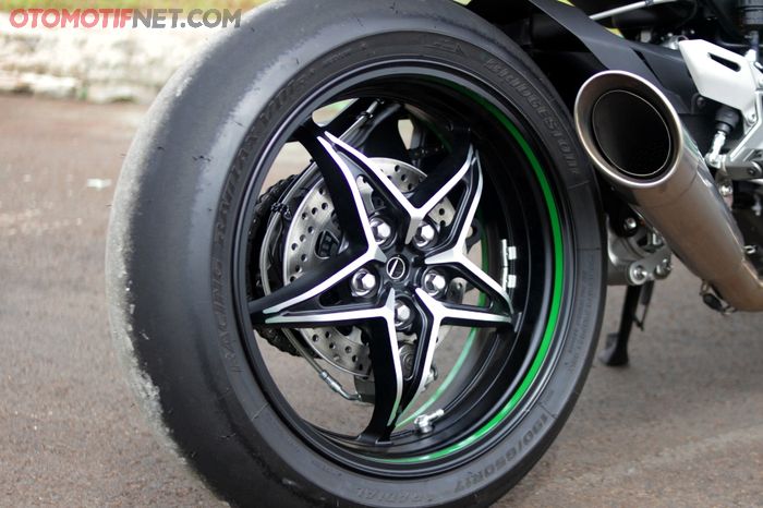 Ban bawaan Ninja H2R model slick alias botak dari Bridgestone Battlax tipe V01