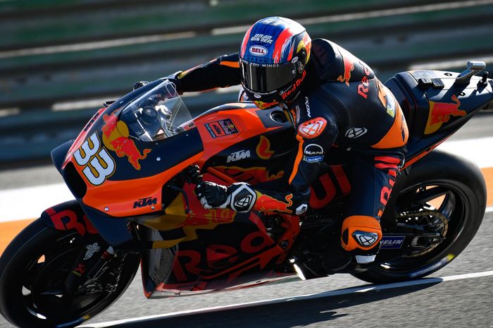 Pembalap anyar Red Bull KTM, Brad Binder menceritakan pengelaman pertama naik motor KTM RC16 GP si tes MotoGP Valencia