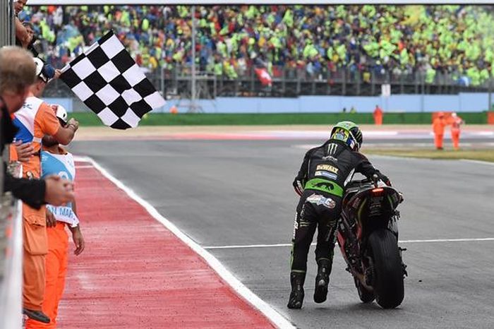 Aksi heroik dan spartan Johann Zarco di MotoGP San Marino 2017, motor kehabisan bensin dituntun samp