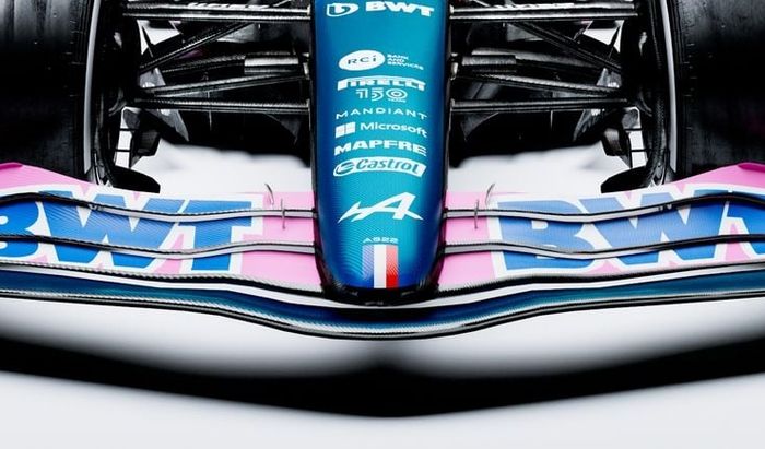Bendera Prancis juga ada bagian atas dan ujung hidung mobil Alpine A522