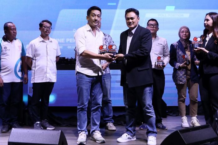 Alvin Tan, Deputy General Manager Sales TVS Motor Company Indonesia menerima dua penghargaan GridOto Award 2024, untuk TVS Ronin 225 dan iQube.