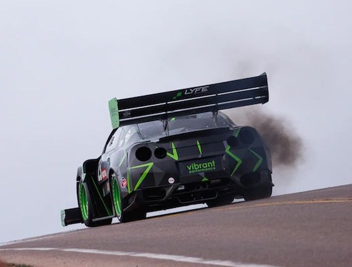 Modifikasi Nissan GT-R R35 untuk balap hill climb pasang wide body kit ekstrem