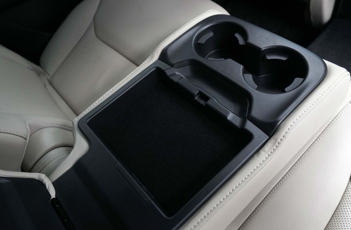 Selain cup holder, arm rest baris kedua juga tersedia laci berukuran kecil
