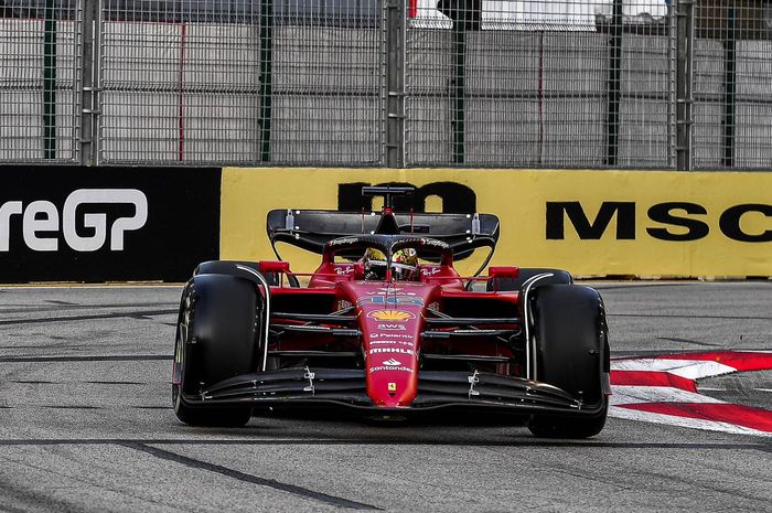 Charles Leclerc menjadi pole sitter F1 Singapura 2022. Max Verstappen bermasalah dan kehilangan tiga besar. 