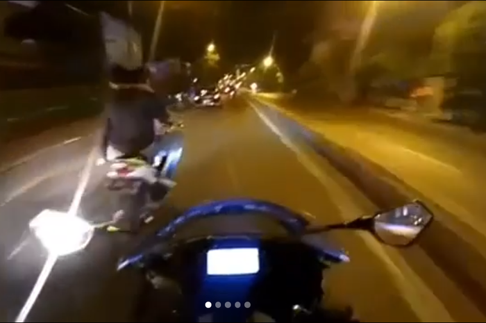 Pengemudi GSX-R150 berada di belakang pengemudi Mio, sebelum dipukul helmnya