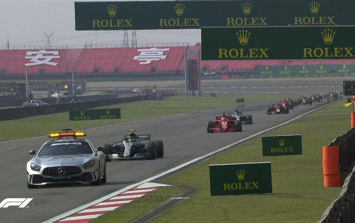 Safety car masuk ke lintasan sirkuit Shanghai karena banyak serpihan dari bentrokan kedua mobil pembalap tim Toro Rosso