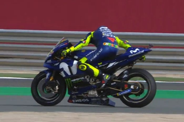Belly pan atau under cowl motor Valentino Rossi mengalami masalah