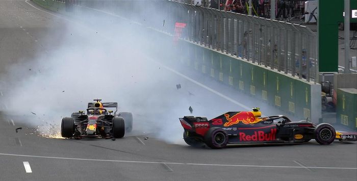 Daniel Ricciardo dan Max Verstappen crash