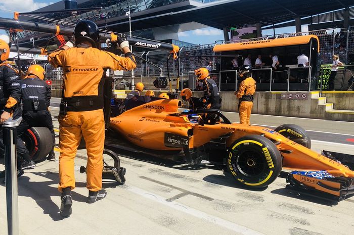 Tim McLaren saat melayani pit stop terhadap mobil Fernando Alonso di GP F1 Austria