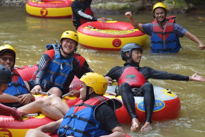 Salah satu kegiatan CB500X Indonesia melakukan river tubing di sungai Cikawung masih di sekitar an gn. Bunder Bogor