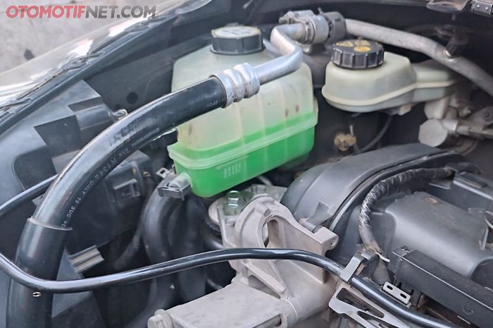 Radiator coolant (warna hijau) tidak boleh berbuih