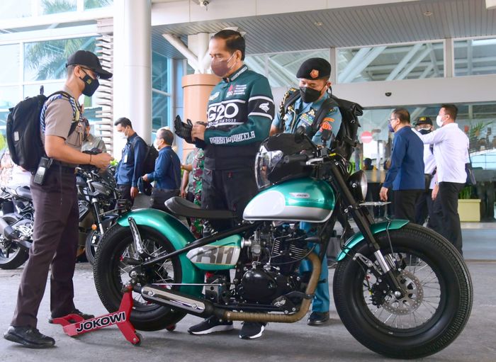 Presiden Jokowi naik motor menuju Sirkuit Mandalika untuk meninjau persiapan MotoGP Indonesia 2022