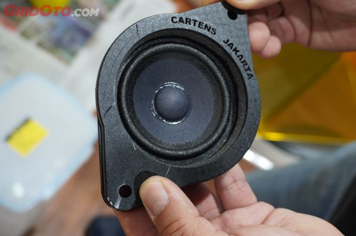 Breket speaker midrange yang dibuat dengan 3D printing dari Cartens Autosound