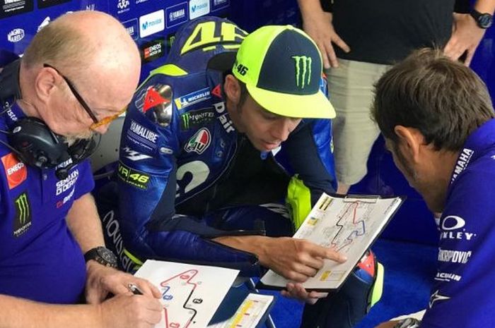 Valentino Rossi berdiskusi dengan Silvano Galbusera (kiri) dan Matteo Flamigni, ahli elektronik tim