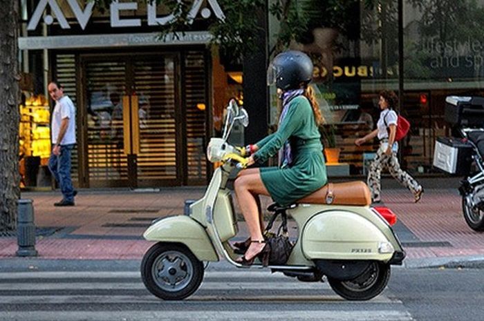 Ilustrasi pengendara motor wanita pakai high heels