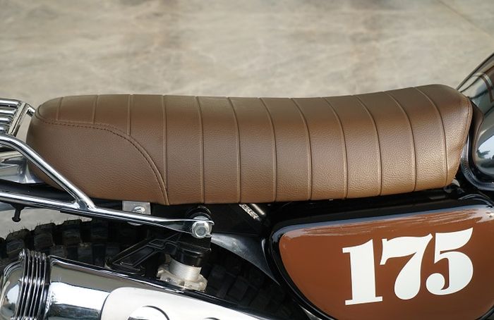 Jok baru dari kulit sintetis dengan pola klasik