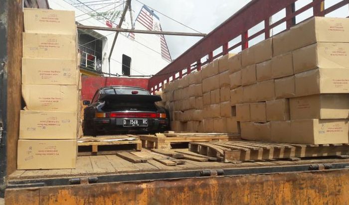 Mobil Porsche disembunyikan di tumpukan kardus