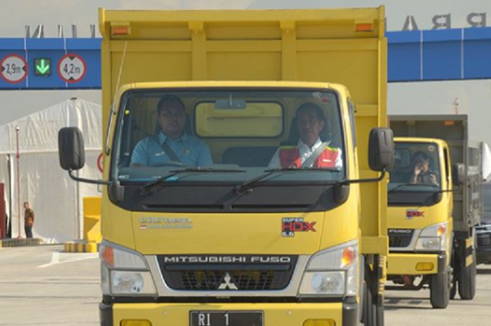 Truk Fuso yang ditumpangi Presiden Jokowi berada paling depan dengan pengawalan Paspampres