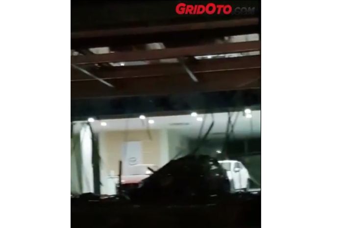 Dealer Mazda rusak akibat gempa