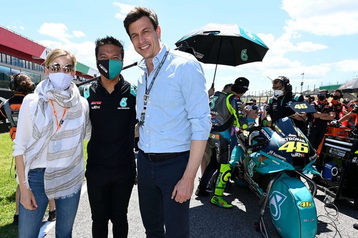 Bos tim Mercedes Formula 1, Toto Wolff (kanan) bersama istrinya Susi Wolff (kiri) saat nonton langsung MotoGP Italia 2021, berpose bersama bos tim Petroas Yamaha, Razlan Razali