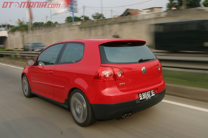 Desain buritan VW Golf GTI