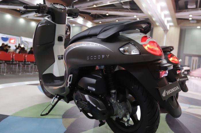 Honda Scoopy terbaru kini dilengkapi fitur canggih, seperti USB Type-C Charger dan sistem Honda Smart Key, serta desain unik yang ikonik