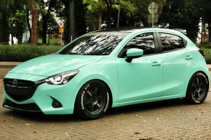 Mazda2 keren dengan gaya street racing