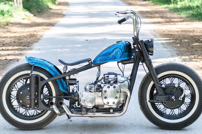 Ural IMZ M72 tahun 1954 kustom bobber dari Roman Molchanov, dilansir oleh www.bikeexif.com