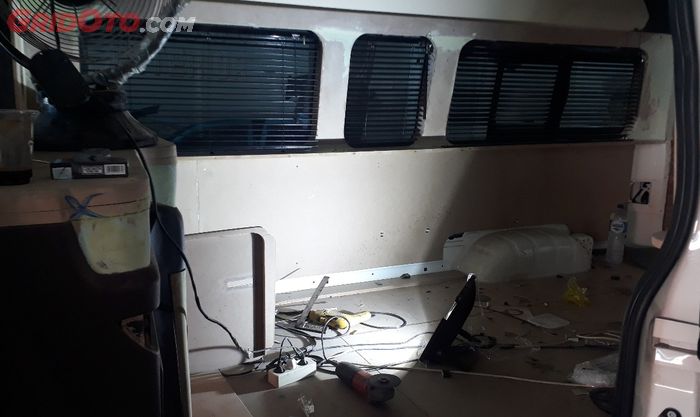 Pengerjaan paket VIP untuk interior Toyota HiAce konsep rumah, butuh waktu sebulan