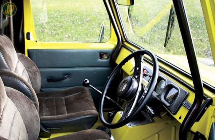 Interior tetap mempertahankan desain khas kabin Jimny Jangkrik LJ80. Hanya dipasangi jok Suzuki Katana dan rollbar.
