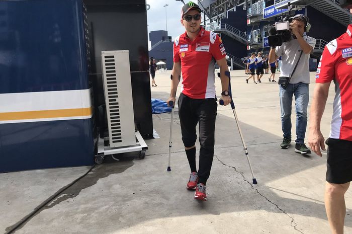 Jorge Lorenzo masih dibantu kruk dinyatakan fit dan boleh balap di MotoGP Thailand, (4/10/2018)