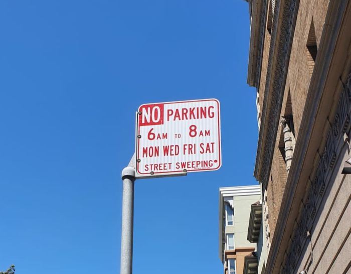 Larangan parkir waktu tertentu karena jalan akan dibersihkan