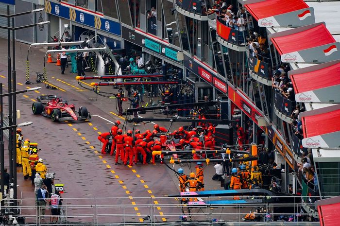 Charles Leclerc menunggu rekan setimnya Carlos Sainz pit stop setelah tim Ferrari melakukan kesalahan di F1 Monako 2022