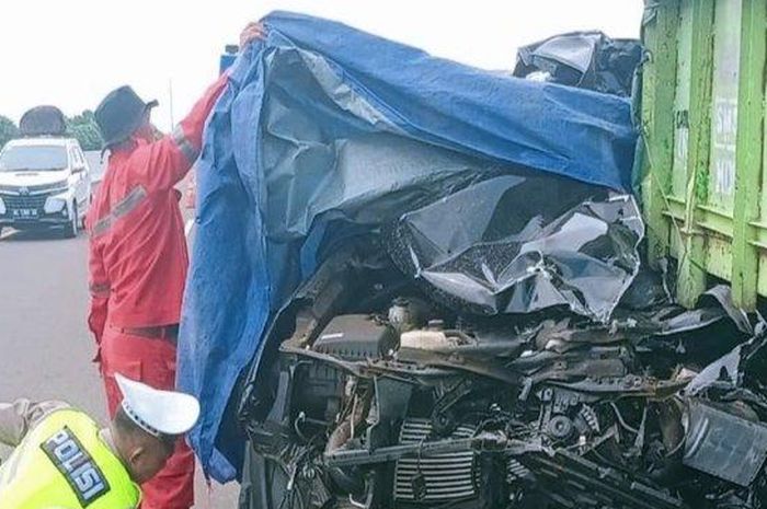 Toyota Fortuner wajah hancur di belakang bak hijau. 4 orang di kabin meregang nyawa
