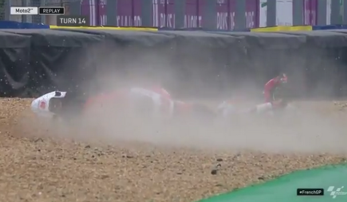 Dimas Ekky dan motornya meluncur ke gravel bed sirkuit Le Mans saat FP3 Moto2 Prancis
