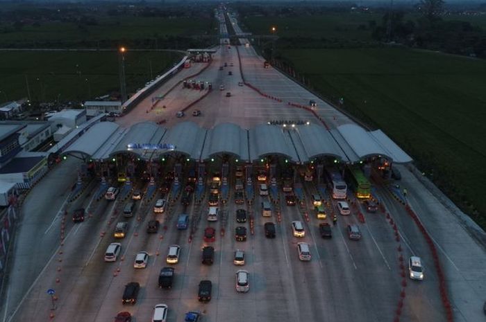 Foto udara situasi Gerbang Tol Palimanan, Palimanan, Jawa Tengah, Sabtu (24/6/2017) pukul 17.45. Kon
