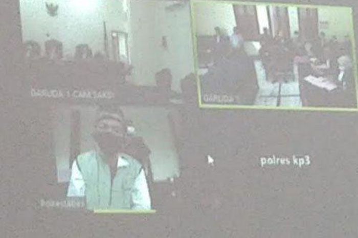 Terdakwa Bambang saat jalani sidang secara daring di PN Surabaya.  