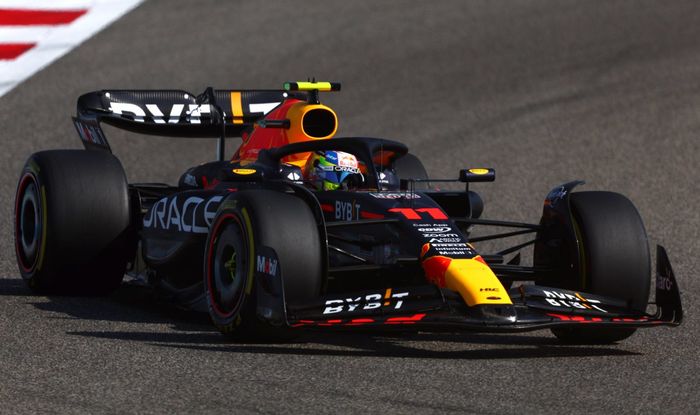 Pembalap tim Red Bull, Sergio Perez menancapkan waktu tercepat dalam sesi FP1 F1 Bahrain 2023 hari Jumat (3/3)