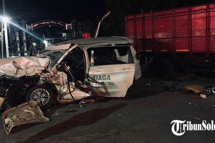 Suzuki Ertiga wajah bak dicincang usai beradu lawan truk di Sragen