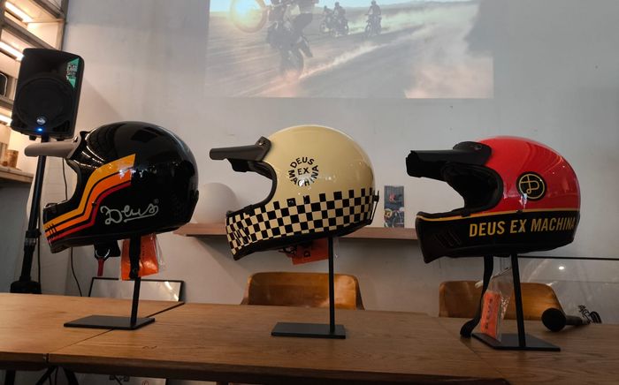 Tersedia tiga pilihan warna yakni Stripes Helmet (kiri), Checker helmet (tengah), dan Loop D Helmet (kanan)